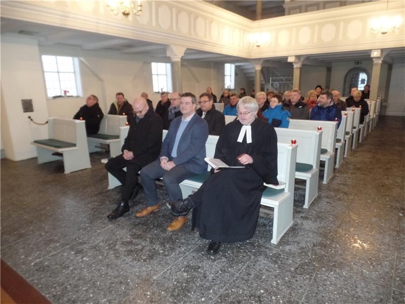 Landrat rät dazu, das Hohegeißer Freibad aufzuwerten In der ersten Reihe beim Neujahrsempfang der Kirchengemeinde Hohegeiß sitzt in der Kirche „Zur Himmelspforte“ neben Pfarrer Andreas Widlowski und Landrat Dr. Alexander Saipa auch Propst Jens Höfel (von rechts). Foto: Privat
