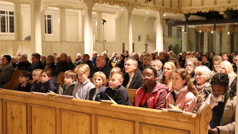 In der ersten Reihe verfolgt eine Gruppe von Kindern die Aufführung.