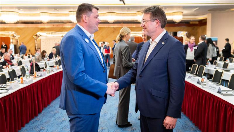 In der ersten Runde im Februar in Hannover begrüßten sich die Verhandlungsführer Oliver Heinrich (IG BCE, links) und Matthias Bürk (BAVC).