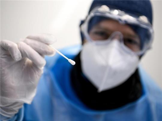 In der fünften Corona-Welle in Deutschland sind aktuell erneut Höchstwerte bei der Zahl wöchentlicher PCR-Tests und dem Anteil positiver Befunde erreicht. Foto: Britta Pedersen/dpa-Zentralbild/dpa