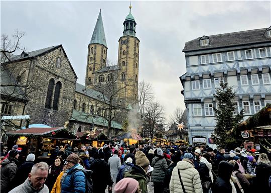 In der gesamten Stadt wie hier beim Schuhhof sind Menschenmassen unterwegs.