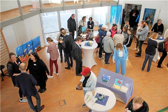 In der großen Halle im Kindergarten kommen die Kunstwerke gut zum Vorschein. Foto: Jenzora