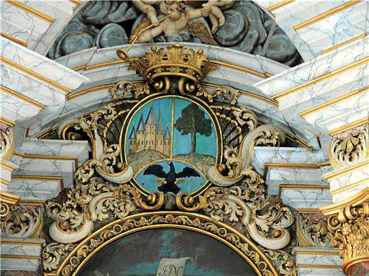 In der herrlichen Kulisse der Stiftskirche St. Georg (Altardetail) wird bis 21. August jeden Sonntag die Orgel erklingen.  Foto: Archiv