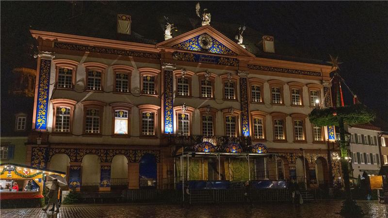 In der historischen Altstadt von Gengenbach im Schwarzwald wird die Fassade des Rathauses zu einem überdimensionierten Adventskalender umfunktioniert.