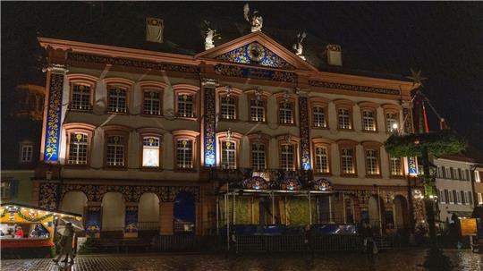 In der historischen Altstadt von Gengenbach im Schwarzwald wird die Fassade des Rathauses zu einem überdimensionierten Adventskalender umfunktioniert.