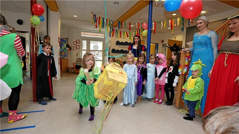 In der integrativen Kindertagesstätte St. Salvatoris in Clausthal-Zellerfeld haben sich die Kinder und Erzieherinnen viel Mühe beim Verkleiden gegeben. Am Rosenmontag versuchen die Mädchen und Jungen, an das Innere der Piñata zu kommen. Foto: Neuendorf