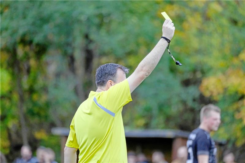Harzer Fußballer verbessern sich im landesweiten Fairness-Cup In der laufenden Fußball-Saison zeigen die Schiedsrichter im Kreis Nordharz weniger Karten als noch vor einem Jahr. Vier Prozent aller Karten gehen an Trainer und Betreuer. Foto: GZ-Archiv