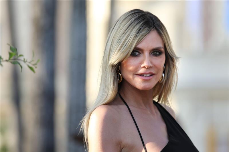 „GNTM”: Heidis Schützlinge stehen nackt im Regen In der neuen «GNTM»-Folge liefert Heidi eine Gesangseinlage: «Durch den Monsun» von Tokio Hotel.