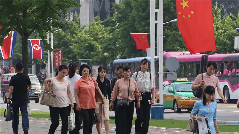In der nordkoreanischen Hauptstadt Pjöngjang wurden anlässlich des Staatsbesuchs Fahnen von Nordkorea und China aufgehängt.
