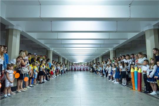 In der ostukrainischen Großstadt Charkiw versammelten sich die Schulkinder aus Sicherheitsgründen in den U-Bahn-Stationen.