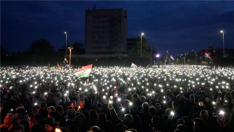 In der ostungarischen Stadt Debrecen strömten mehr als 10.000 Menschen zur letzten Kundgebung von Peter Magyar. 