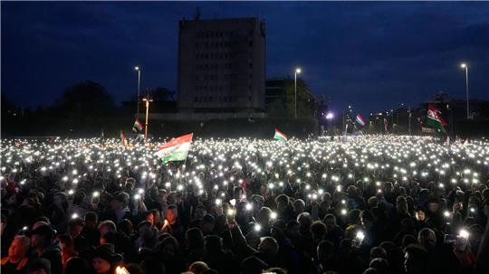 In der ostungarischen Stadt Debrecen strömten mehr als 10.000 Menschen zur letzten Kundgebung von Peter Magyar. 
