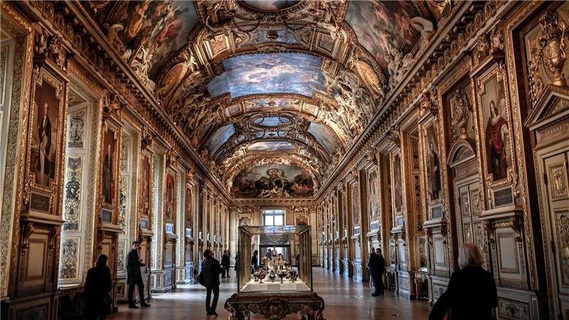 Weitere Verdächtige nach Louvre-Raub festgenommen In der prächtigen Apollon-Galerie erbeuteten die Einbrecher Schmuck von unschätzbarem Wert. (Archivbild)