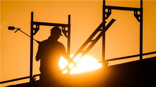 In der prallen Sonne besonders exponiert: Arbeiter auf dem Bau (Archivbild)