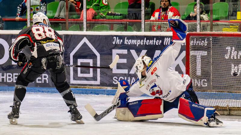 In der regulären Spielzeit verwandelt André Gerartz seinen Penalty sicher gegen Sandes Torhüter Adam Gerhardt, im späteren Shootout scheitert er. Foto: Drechsler