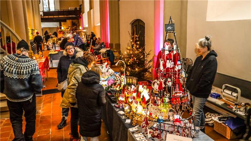 In der stimmungsvoll beleuchteten Kirche gibt es verschiedenes Kunsthandwerk zu kaufen.