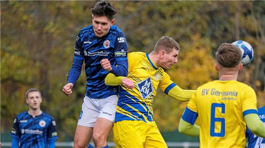 In der vergangenen Saison trennen sich der Goslarer SC 08 und Germania Wolfenbüttel zweimal 1:1, hier eine Szene aus dem Hinspiel mit Goslars Henrik Möker (l.) gegen Germanias Tom Krömer, dem mit 13 Treffern aktuell erfolgreichsten Torjäger der Fußball-Bezirksliga 3. 