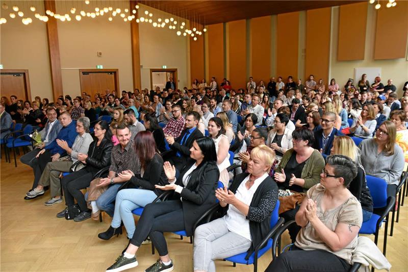 In der voll besetzten Aula der Berufsbildenden Schulen an der Wichernstraße werden am Freitagnachmittag sieben Klassen verabschiedet, die Absolventen sind mit Familien und Freunden zur Feierstunde gekommen. Fotos: Mühling