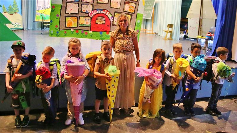 In der vollbesetzten Aula der Andreasberger Glückauf-Schule erhalten die Kinder von Klassenlehrerin Neela Winter ihre Schultüten.