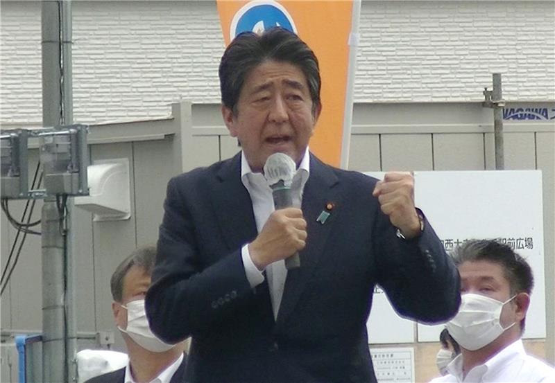 Warum musste Shinzo Abe sterben? In der westjapanischen Stadt Nara hieltAbe eine Wahlkampfrede, als die tödlichenSchüsse fielen. Foto: afp