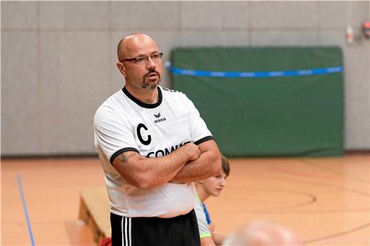 In der zweiten Halbzeit läuft es zwar nicht ganz rund, Trainer Torben Krause kann am Ende mit dem 37:33 gegen die HG Elm II bereits den dritten Saisonsieg der HSG Liebenburg-Salzgitter in der Regionsoberliga registrieren. Foto: GZ-Archiv