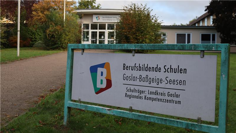 In die Jahre gekommen: Schon die Schrift auf dem BBS-Schild zeigt, dass am Seesener Standort momentan der Lack (noch) ab ist.