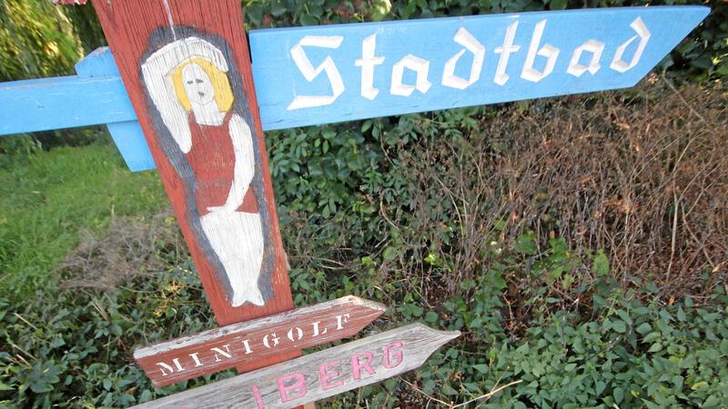 Spendenkampagne soll Hornburgs traditionsreiches Stadtbad retten In die Jahre gekommen ist das alte Hinweisschild – genauso wie das Hornburger Stadtbad selbst.