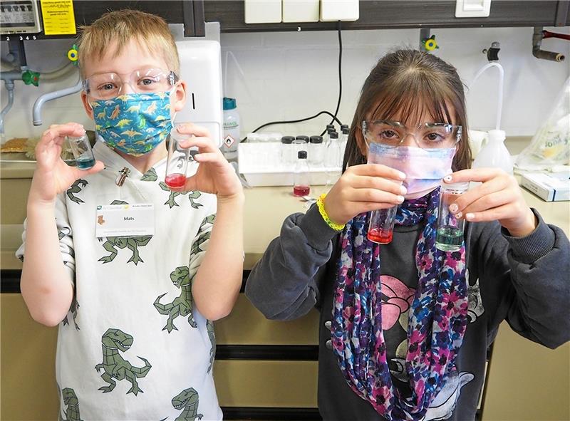 Clausthaler Kinder fiebern dem Osterhasen entgegen In die Rolle von Forscherinnen und Forscher schlüpfen die Grundschüler bei der Kinder-Oster-Uni. Foto: Dell’Aquila/ TU Clausthal