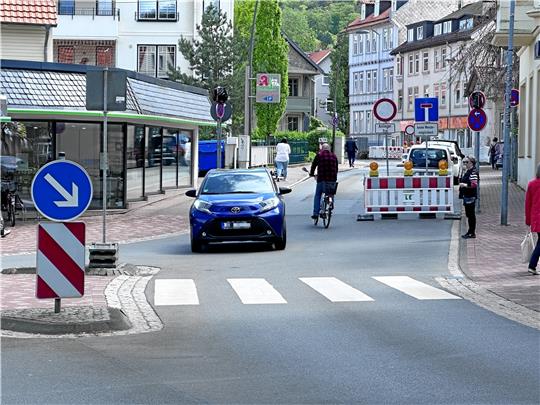 In die Schmiedestraße dürfen nur noch Anlieger hineinfahren. Hinaus geht es dann über die Spur zwischen Verkehrsinsel und Hotel. Fotos: Schlegel