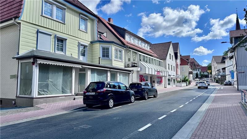 Warum steht in der Harzburger Bäckerstraße eine Ampelanlage? In diesem Bereich der Schmiedestraße werden Gehsteig und Parkbuchten gesperrt.