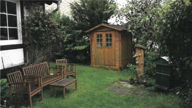 ZDF-Doku gibt neue Einblicke in Mordfall um Karsten M. Ein Bereich im Garten des ermordeten Karsten M. mit Holz-Gartenhütte und Sitzmöbeln.
