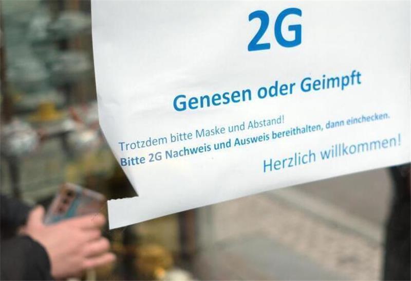 In diesem Café in Leipzig gilt die 2G-Regel. Foto: Sebastian Willnow/dpa