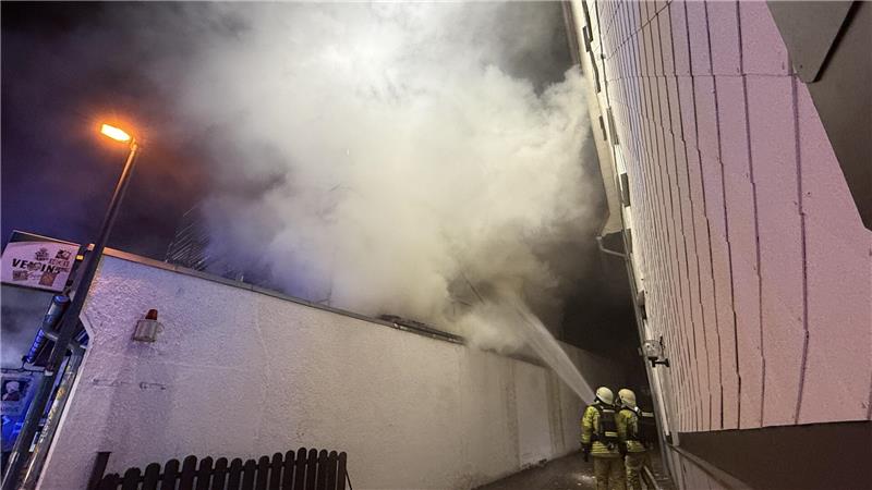 Bad Harzburger Kneipe „Amadeus“ wird ein Raub der Flammen In diesem Fassadenbereich ist das Feuer die Wand hinaufgekrochen.