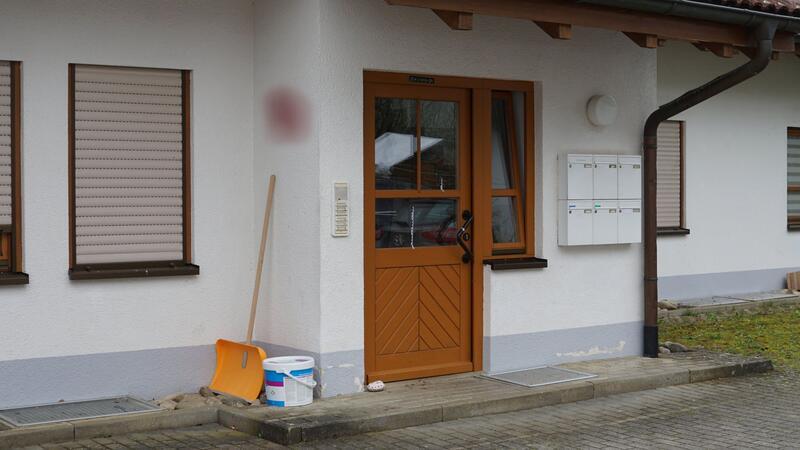 In diesem Haus in Hohentengen soll der junge Mann seine Eltern und seinen Bruder mit einem Messer getötet haben. (Archivbild)