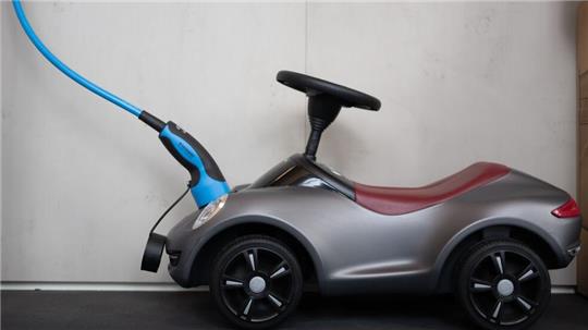 In diesem Jahr könnte der E-Auto-Anteil laut HUK bundesweit so langsam wachsen wie seit vier Jahren nicht mehr.