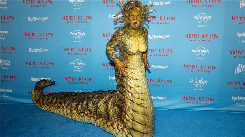 Heidi Klum als monströse Medusa - Tom zu Stein erstarrt In diesem Jahr kündigte sie ein sehr hässliches Kostüm an.
