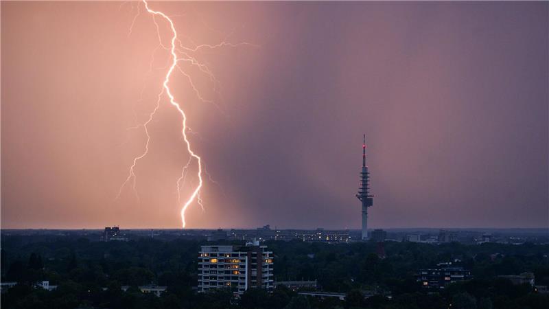 Rund 47.000 Blitze in Niedersachsen gezählt In diesem Sommer sind bislang weniger Blitze bei Gewittern erfasst worden. (Archivbild)