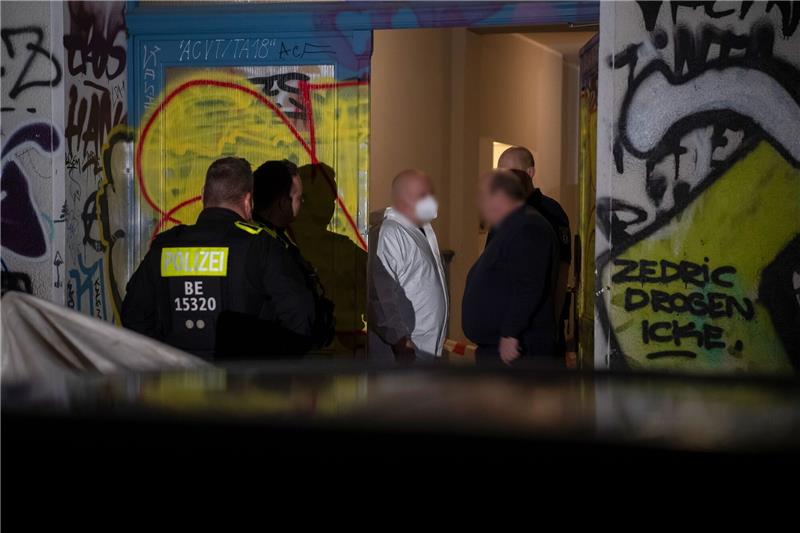 Tote Frau in Bordell gefunden In diesem Wohnhaus in Berlin-Friedrichshain ist eine Frau vermutlich getötet worden. Wegen der Umstände und Verletzungen geht die Polizei von einem Tötungsdelikt aus.
