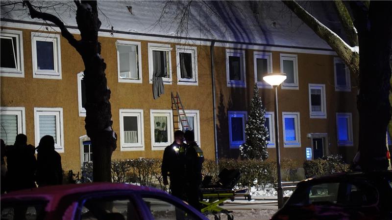 Das betroffene Haus von außen. Davor stehen Einsatzkräfte