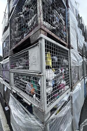 Wieso hat es wieder gebrannt, und wie giftig war der Rauch? In diesen Gitterboxen (hier ein Bild von Januar) lagert Material, in dem noch Akkus und Batterien enthalten sind