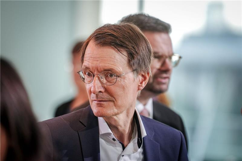 Kinderarznei-Engpässe: Lauterbach für verstärkte Vorsorge «In dieser Erkältungs- und Grippesaison sollen besorgte Eltern nicht erneut vor leeren Apothekenregalen stehen», sagt Bundesgesundheitsminister Karl Lauterbach (SPD).