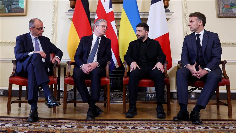 In dieser Runde werden oft wichtige Strategiefragen in der Ukraine-Politik besprochen: Bundeskanzler Merz (l-r), der britische Premier Starmer, der ukrainische Präsident Selenskyj und der französische Präsident Macron. (Archivbild)