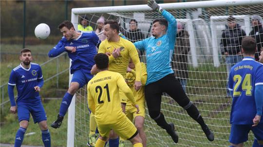 TSG II verliert zweites Topspiel - Elfer-Festival in Lochtum In dieser Szene klärt Arne Düber für die Zweite der TSG Bad Harzburg um Torhüter Cornelius Jung im Strafraum per Kopf. Nach zwei Standards von Rammelsberg gehen die Gastgeber aber als Verlierer vom Platz.Foto: Gietemann