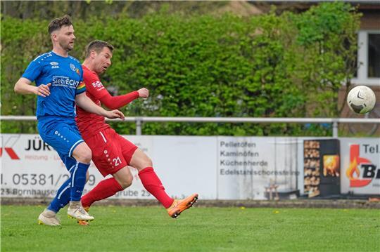 In dieser Szene trifft Offensivspieler Martin Kühn zum 1:0 gegen die SG Dassel/Sievershausen. Jetzt probiert er sich in der Abwehr.