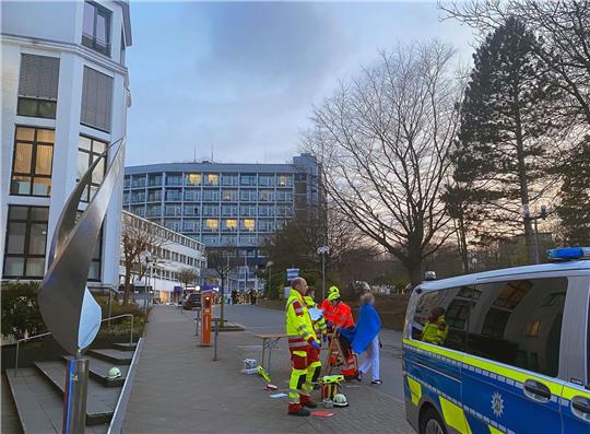 In einem Aachener Krankenhaus gibt es einen größeren Polizeieinsatz.