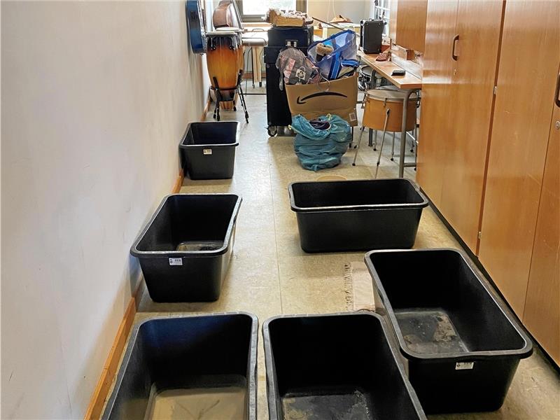 Schulzentrum Braunlage: Dach soll repariert werden In einem Abstellraum für den Musikunterricht wird das durchdrückende Wasser in Wannen gesammelt. Foto: Nachtweyh