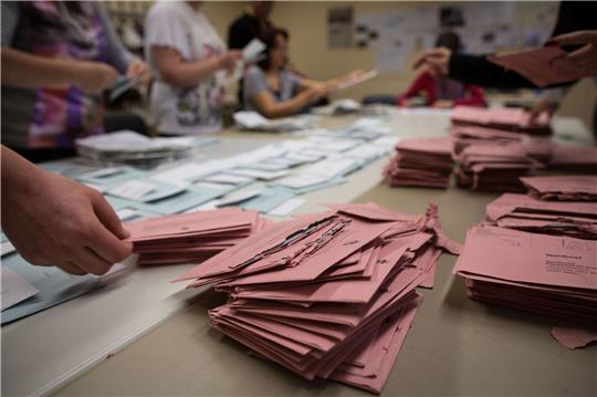 In einem Briefwahllokal in Berlin werden die roten Wahlbriefe sortiert: «Die Zettel waren vorhanden, wurden aber nicht richtig weitergeleitet».