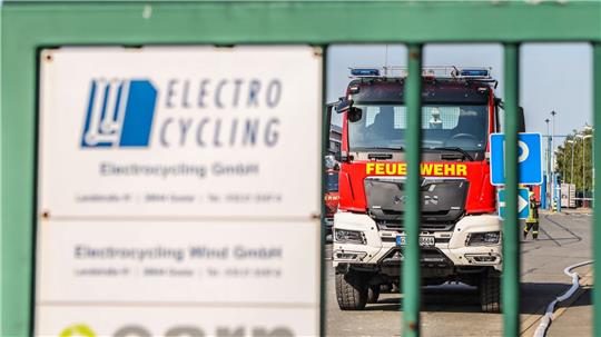 In einem Container mit alten Elektrogeräten ist ein Feuer ausgebrochen.