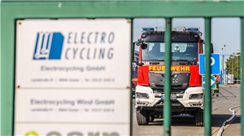 In einem Container mit alten Elektrogeräten ist ein Feuer ausgebrochen.