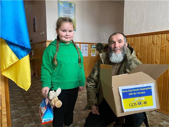 In einem Dorf bei Ternopil überreicht Futerko ein Paket an ein Mädchen, dessen Vater seit einem Jahr vermisst wird. Foto: Privat